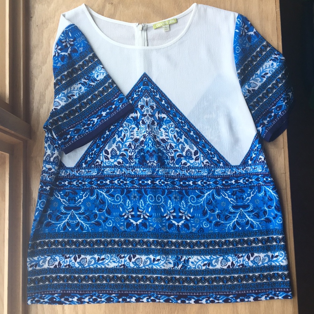 Beautiful blue & white Gianni Bini blouse
